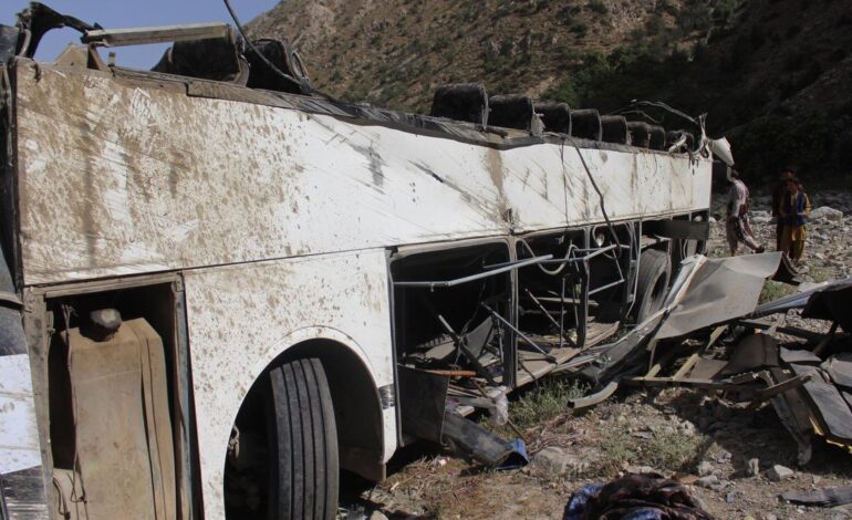 Al menos 76 muertos al incendiarse un autobús con deportados en Afganistán