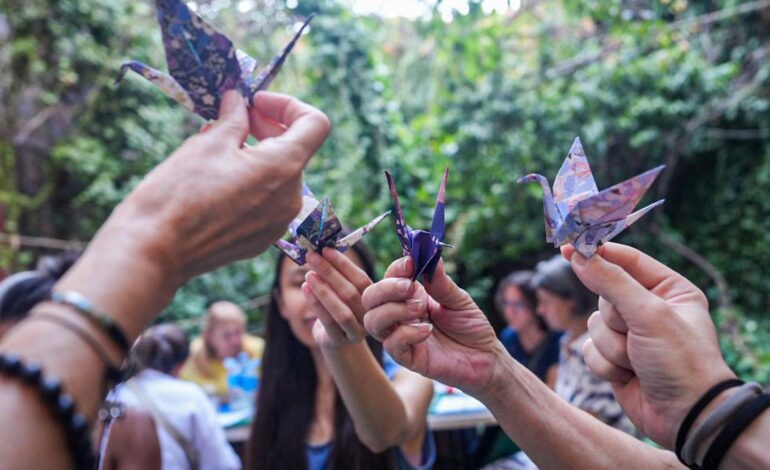 Una librería de Barcelona celebra un taller de papiroflexia por la paz en el 80 aniversario de la bomba de Hiroshima