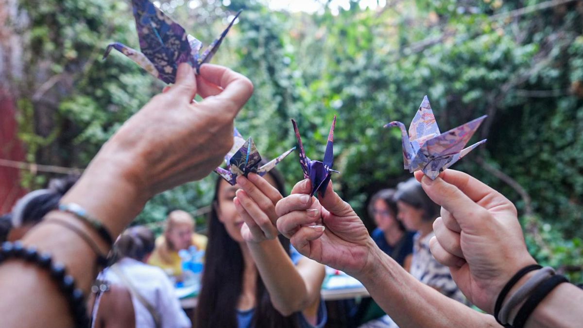 Una librería de Barcelona celebra un taller de papiroflexia por la paz en el 80 aniversario de la bomba de Hiroshima