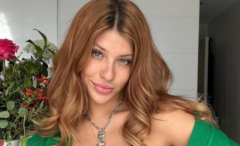 Anita Matamoros apuesta por el minivestido azul de Zadig & Voltaire que marca tendencia para el día y la noche