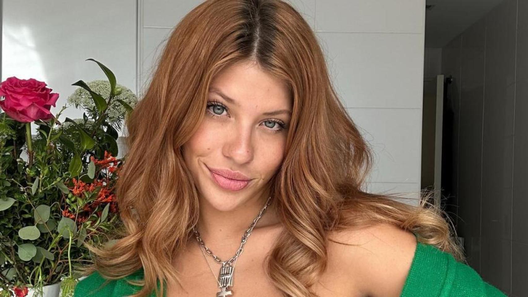 Anita Matamoros apuesta por el minivestido azul de Zadig & Voltaire que marca tendencia para el día y la noche