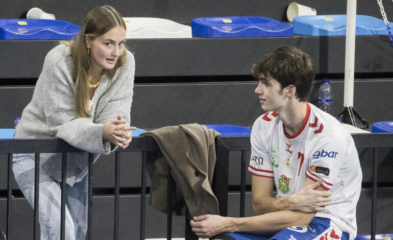 Pablo Urdangarin y Johanna Zott, de paseo juntos mientras sus padres evitan coincidir en sus vacaciones en Bidart