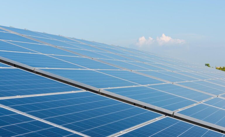 La inversión global en grandes parques solares cae un 19% y España encabeza las caídas