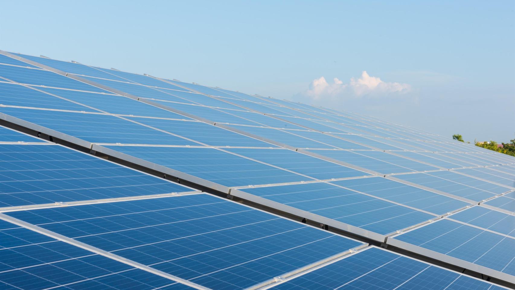 La inversión global en grandes parques solares cae un 19% y España encabeza las caídas