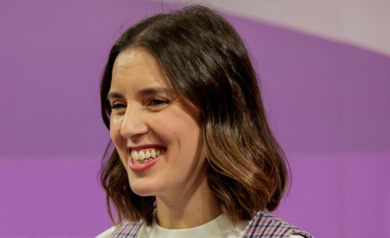 Irene Montero disfruta de unas vacaciones con amigas en Menorca y comparte un posado en bikini desde la playa