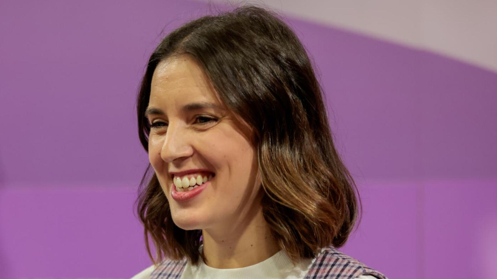Irene Montero disfruta de unas vacaciones con amigas en Menorca y comparte un posado en bikini desde la playa