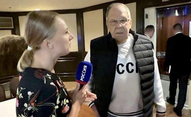 Lavrov llega a Alaska vestido con una sudadera con las siglas de la Unión Soviética