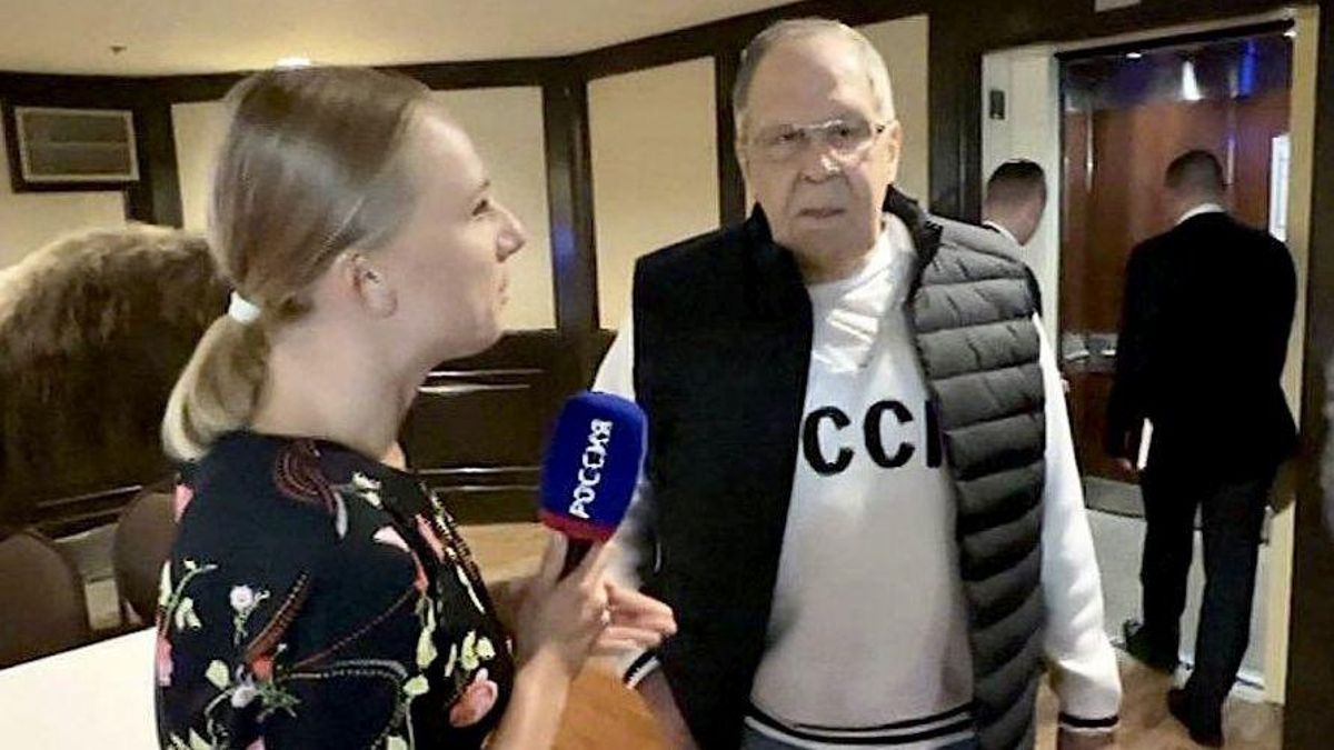 Lavrov llega a Alaska vestido con una sudadera con las siglas de la Unión Soviética