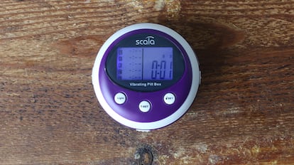 Pastillao con una alarma de diseñador redonda.