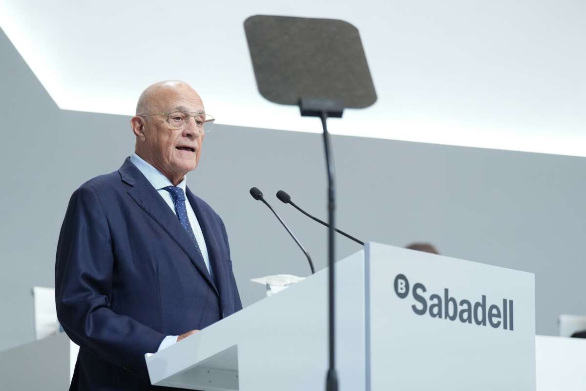 El presidente de Banco Sabadell, Josep Oliu, está involucrado durante la extraordinaria reunión general de Sabadell Bank, el 6 de agosto de 2025, en Sabadell, Barcelona, Catalunya (España). Banco Sabadell planea celebrar los dos juntos hoy 