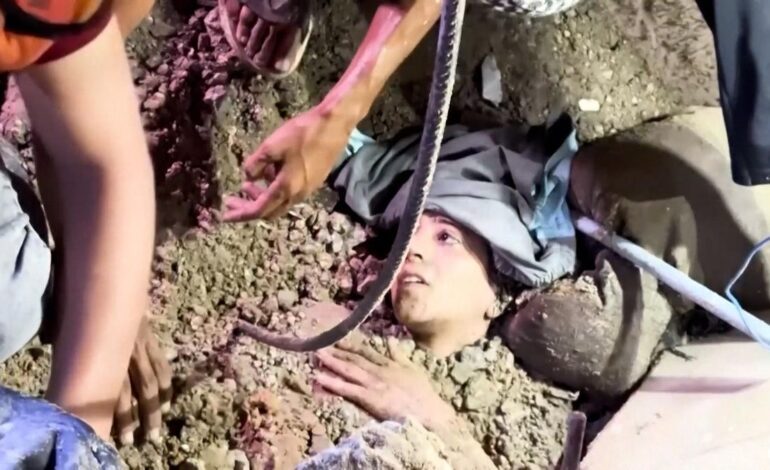 Dramático rescate de una joven en Gaza tras un bombardeo israelí
