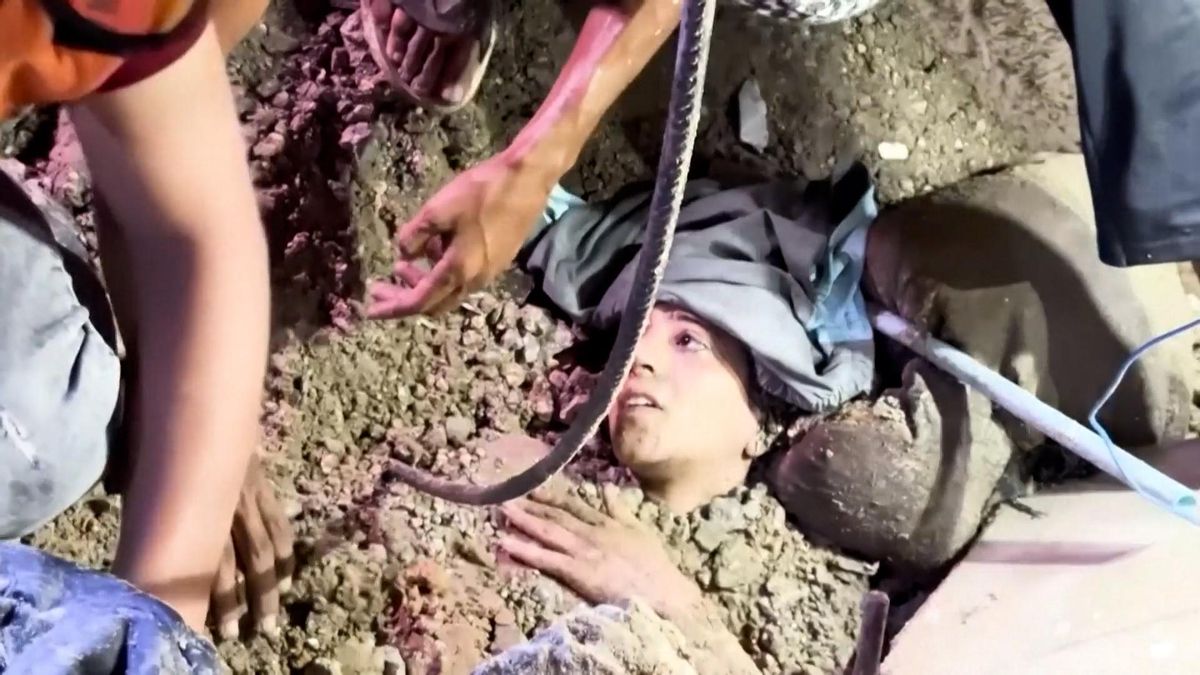 Dramático rescate de una joven en Gaza tras un bombardeo israelí