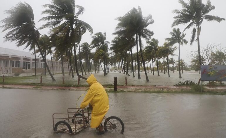 Lluvias intensas en Ciudad de México causan inundaciones y afectan al aeropuerto