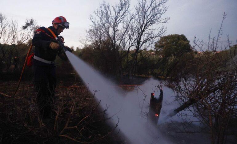 Un herido grave en un violento incendio que arrasa 4.000 hectáreas en el sur de Francia