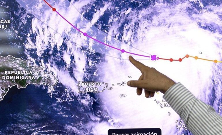 El huracán Erin afloja en el Caribe pero aún puede causar fuertes lluvias e inundaciones
