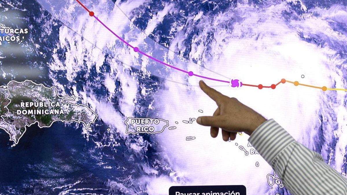 El huracán Erin afloja en el Caribe pero aún puede causar fuertes lluvias e inundaciones