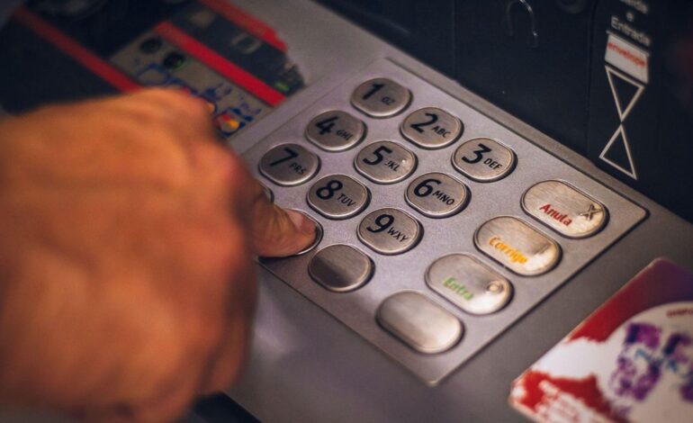Mucho ojo con sacar dinero de la cuenta de un fallecido: Hacienda te está vigilando