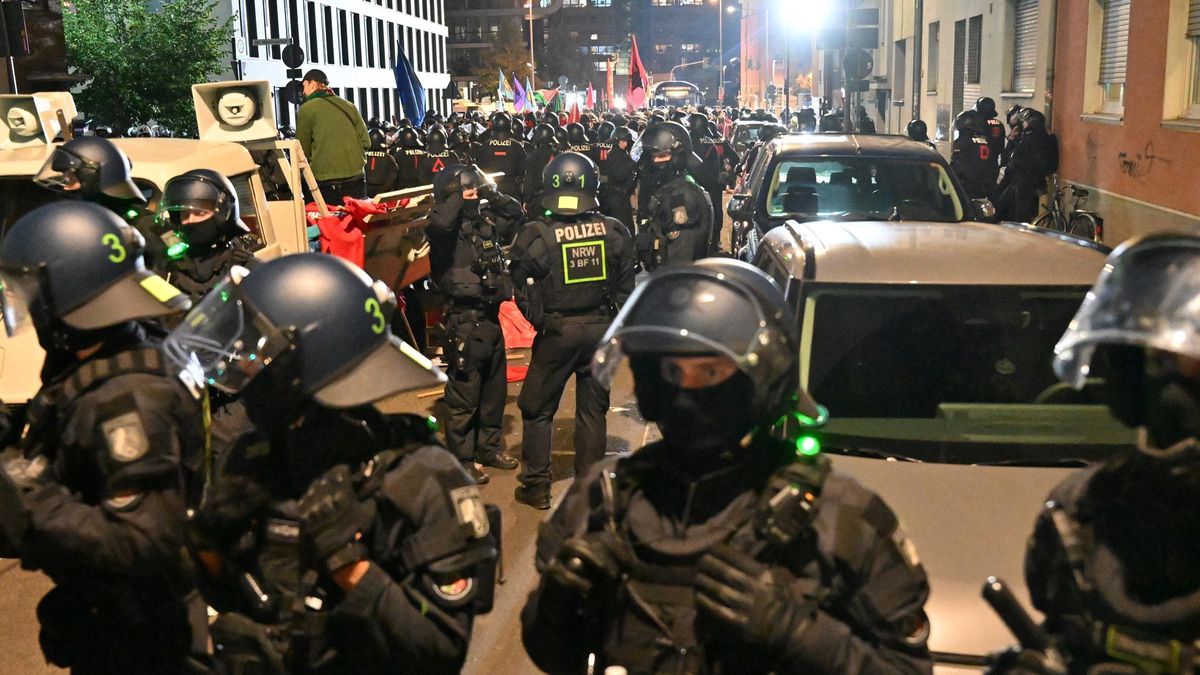 PROTESTA ALEMANIA | Al menos 150 heridos en disturbios entre manifestantes pacifistas y policías en Colonia (Alemania)