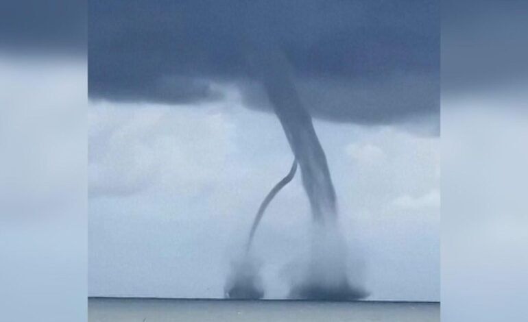 Una espectacular tromba marina irrumpe frente al malecón de La Habana