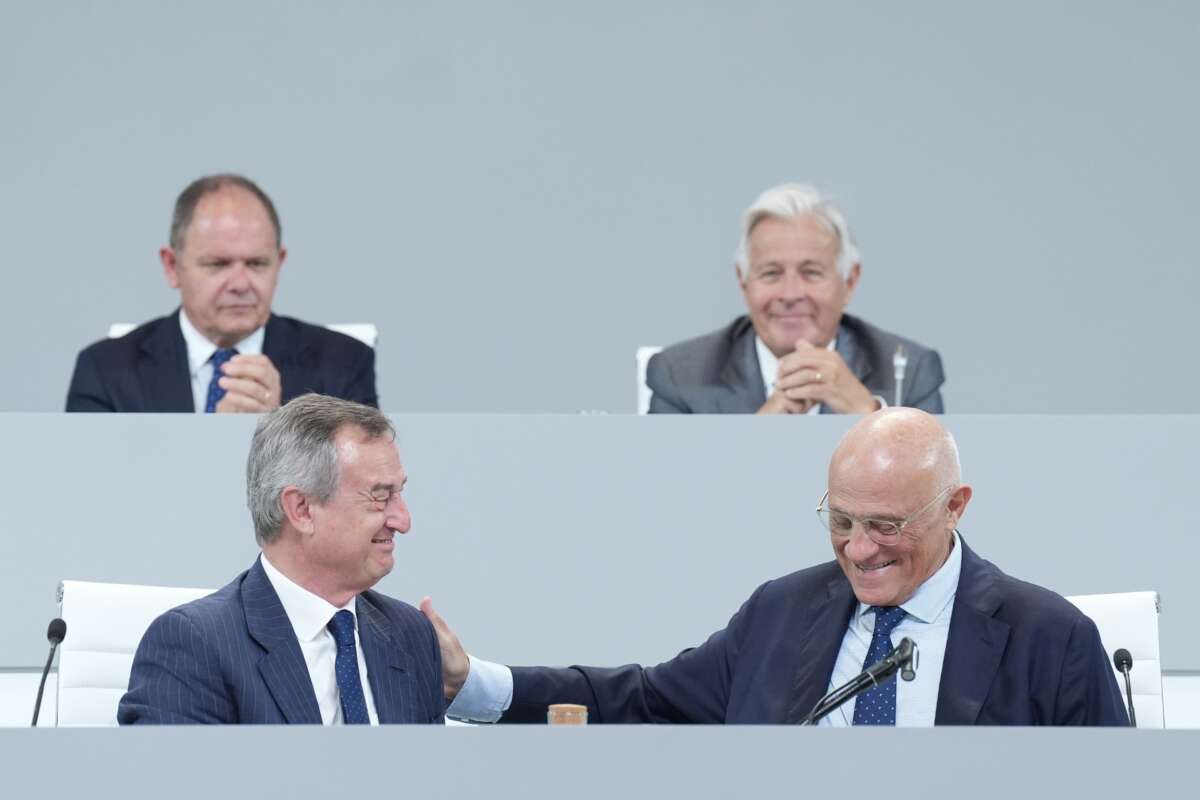 El CEO de Banco Sabadell, César González-Bueno (i), y el Presidente de Banco Sabadell, Josep Oiu (C), durante la Extraordinaria Reunión General de Accionistas de Banco Sabadell, el 6 de agosto de 2025, en Sabadell, Barcelona, Catalunya (España).
