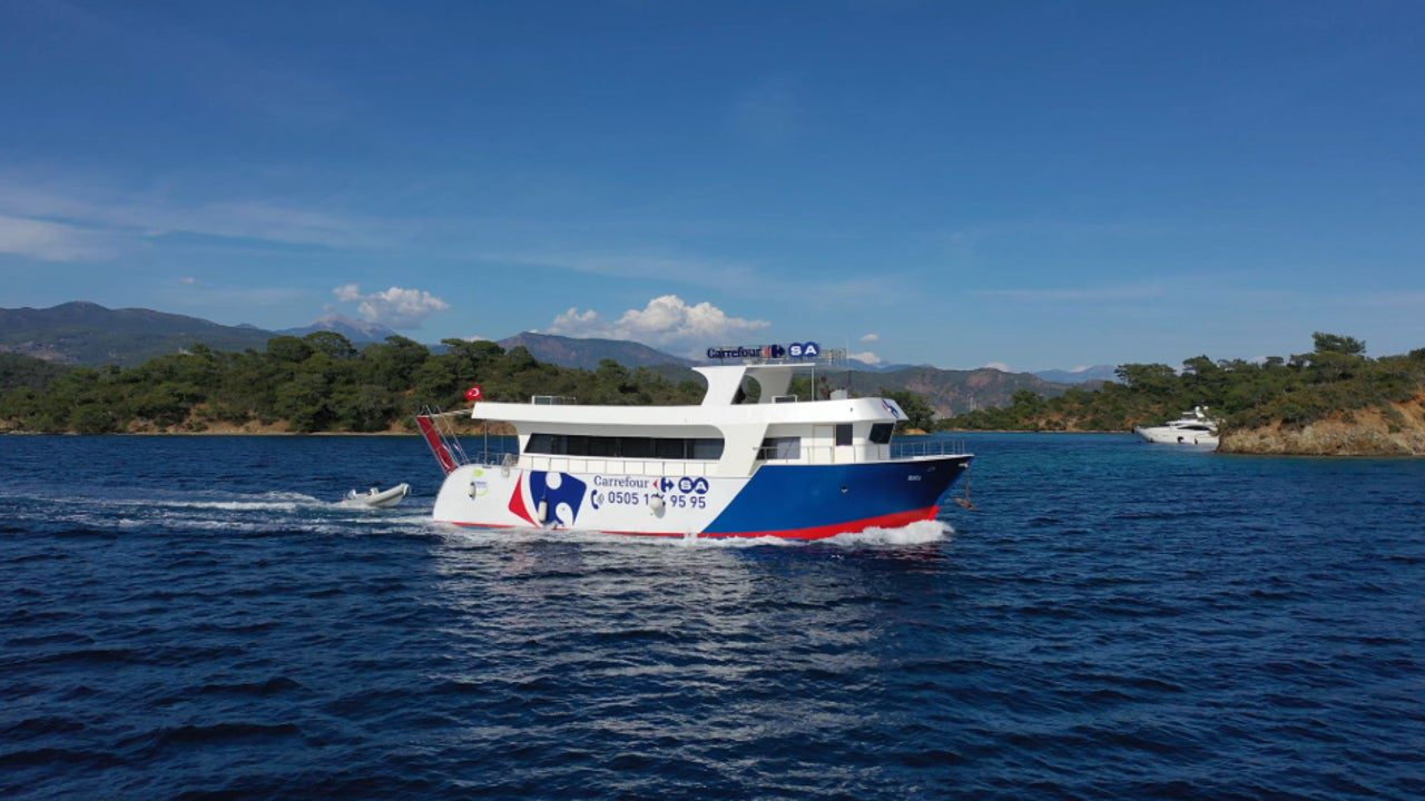 el sorprendente supermercado flotante que descubre una influencer de vacaciones en Turquía