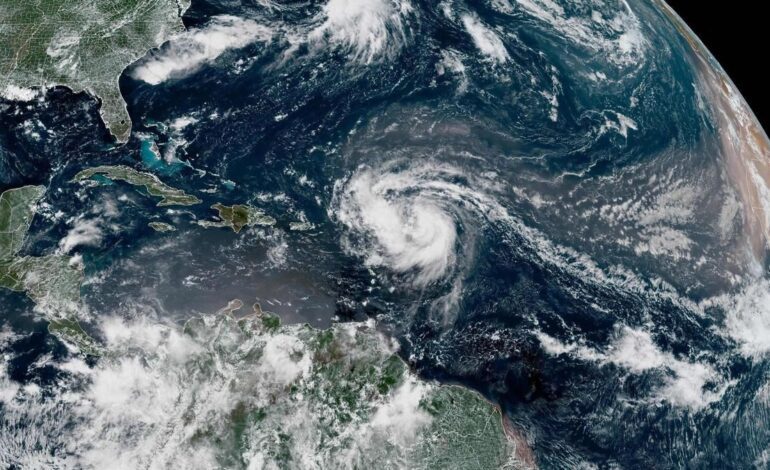Huracán Erin hoy, en directo: trayectoria, categoría y última hora de su llegada a EEUU y posible impacto en España