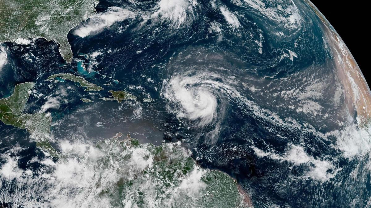 Huracán Erin hoy, en directo: trayectoria, categoría y última hora de su llegada a EEUU y posible impacto en España