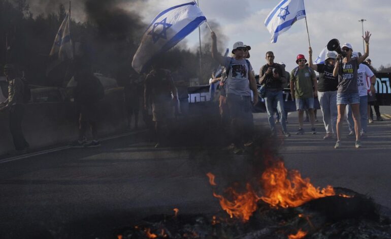 Manifestantes israelíes bloquean autopistas para exigir un acuerdo por los rehenes en Gaza
