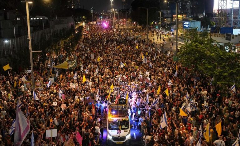 Decenas de miles de israelíes protestan contra el plan de Netanyahu en Gaza