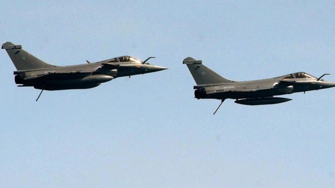 Un caza Rafale de la Fuerza Aérea Francesa “derriba” un F-35A estadounidense