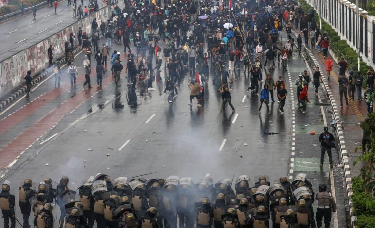 Un manifestante muerto y unos 600 detenidos durante protestas violentas en Indonesia por la subida de salarios de los parlamentarios