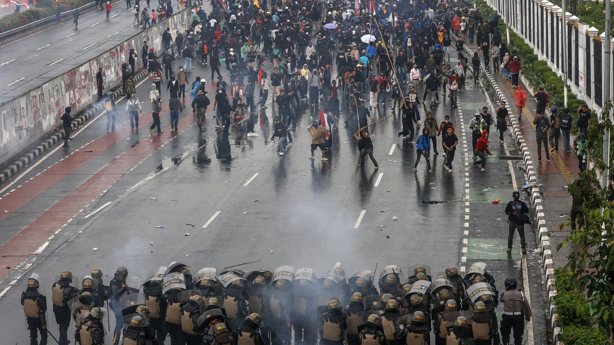 Un manifestante muerto y unos 600 detenidos durante protestas violentas en Indonesia por la subida de salarios de los parlamentarios