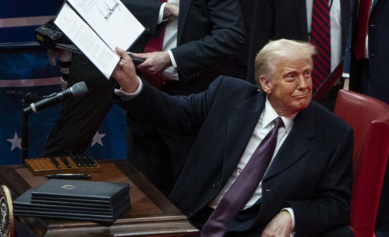 Trump cambia nombres de lugares y festividades en un intento de reescribir la historia de EEUU
