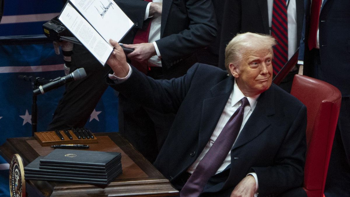 Trump cambia nombres de lugares y festividades en un intento de reescribir la historia de EEUU