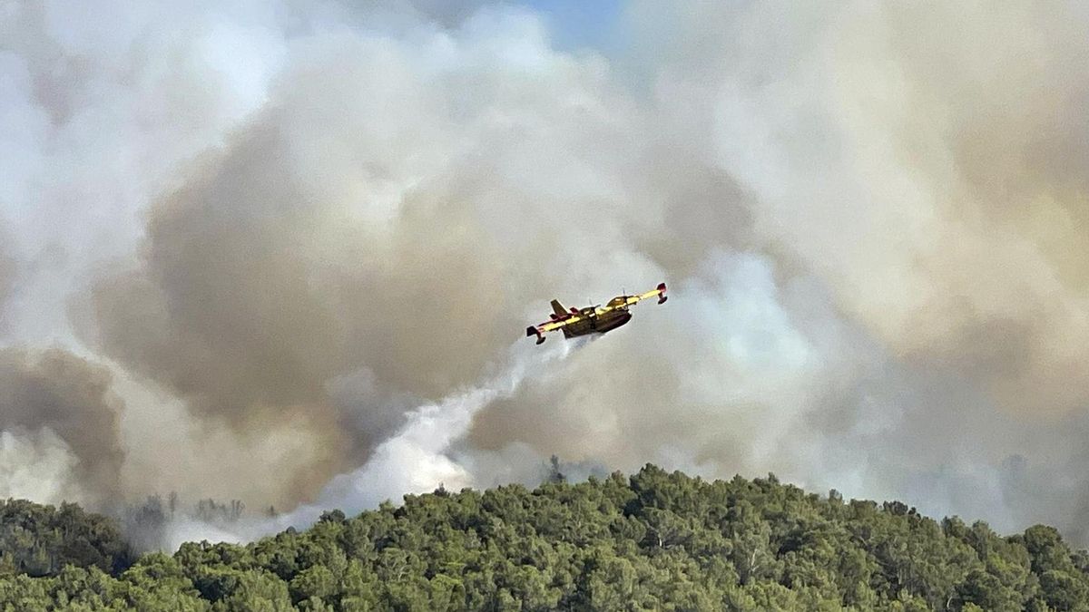 INCENDIO FORESTAL FRANCIA | El devastador incendio del sur de Francia reabre el debate sobre la precariedad de los medios de extinción aéreos