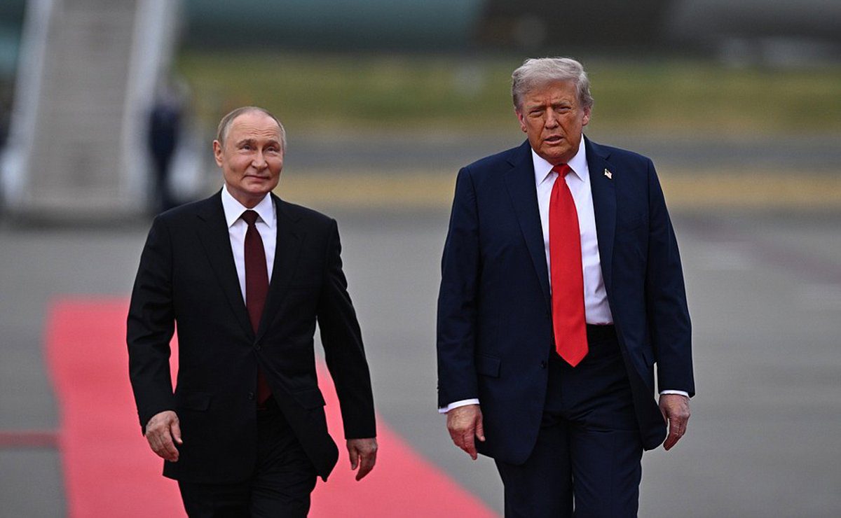 Trump recibe a Putin con un enérgico apretón de manos a su llegada a Alaska
