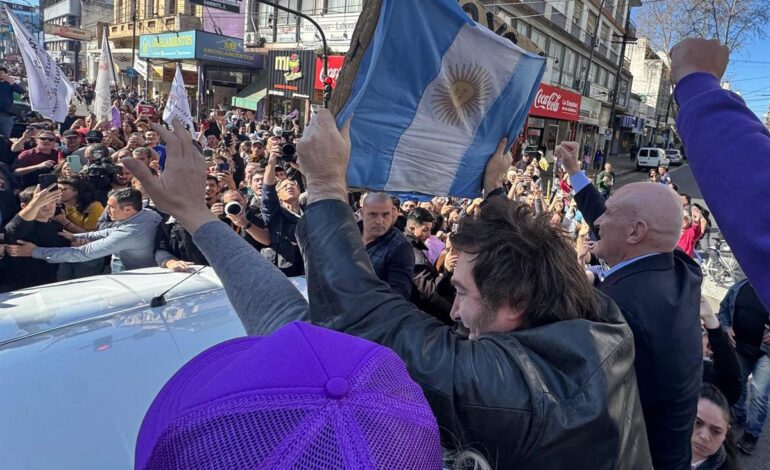 Evacúan a Milei por el lanzamiento de objetos contra una caravana electoral