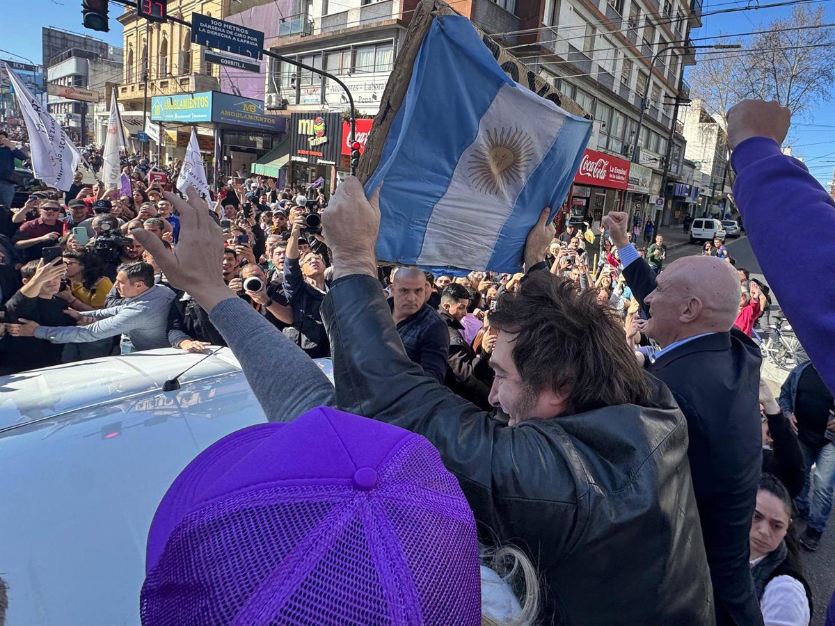 Evacúan a Milei por el lanzamiento de objetos contra una caravana electoral