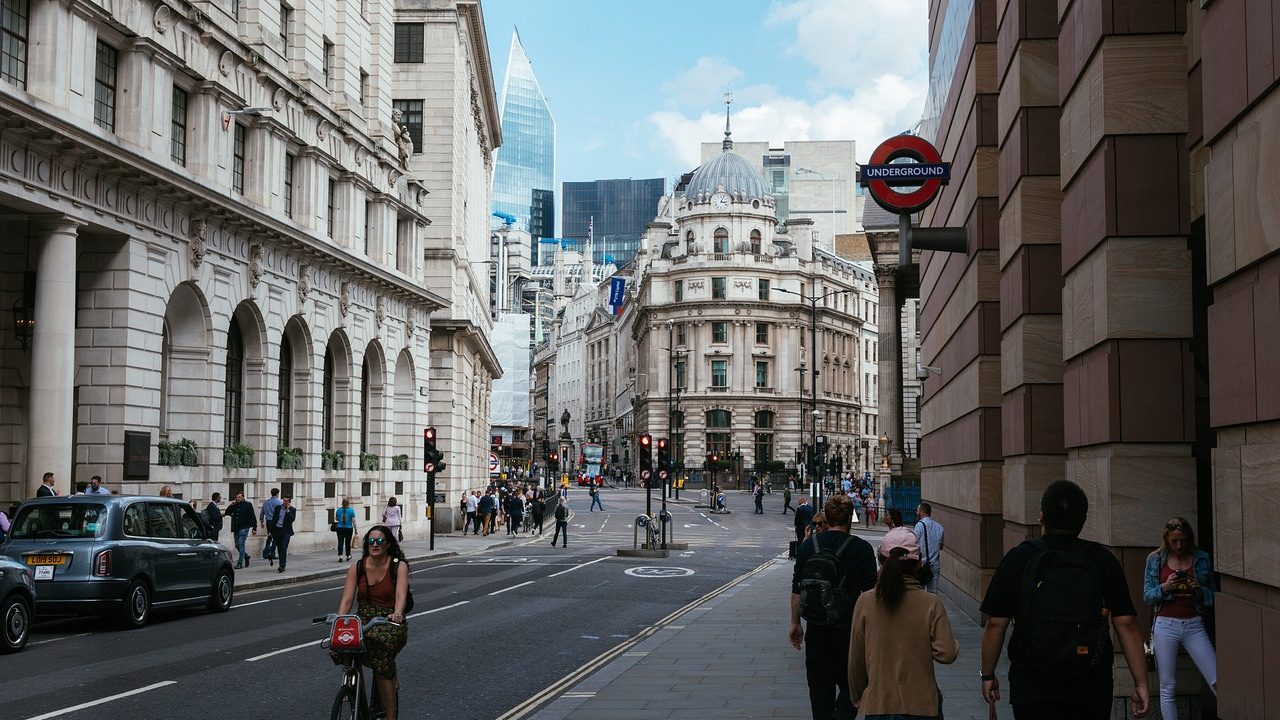 Buscan en Londres a un hombre por agredir sexualmente varias veces a una mujer en un tren