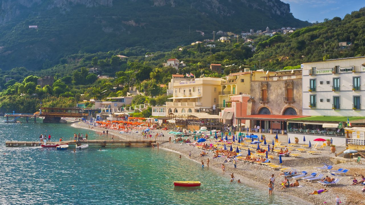 el alza de precios aleja a los italianos de la playa