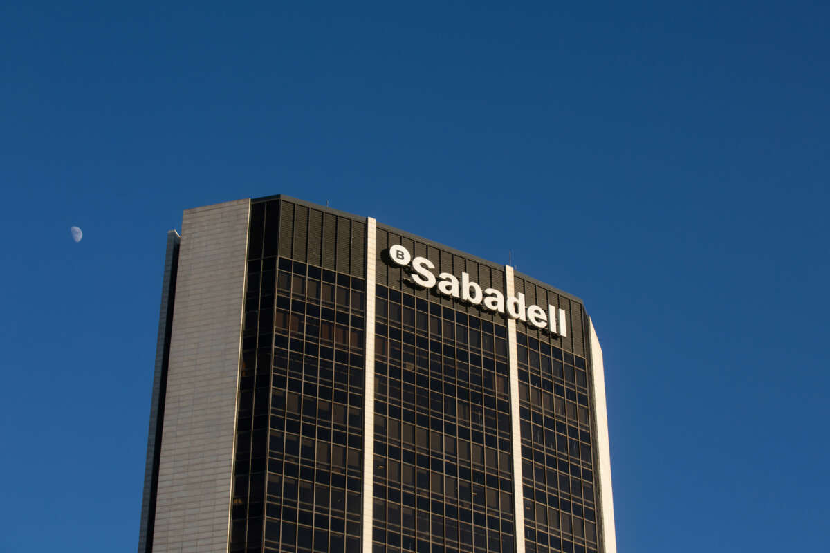 Archivo - Fachada de la sede de Sabadell Bank en Barcelona Diagonal Avenue, en Barcelona, Cataluña (España)