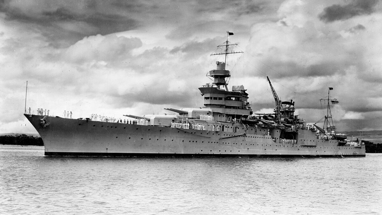 La odisea del USS Indianápolis, el barco de guerra hundido y su tripulación devorada por tiburones
