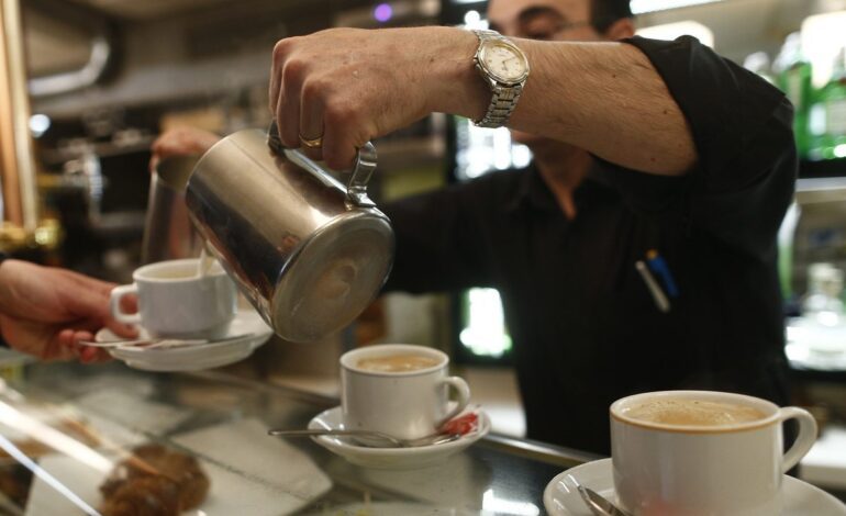 ¿Café con leche? Este es el cobro inesperado que podrías encontrar en tu cuenta