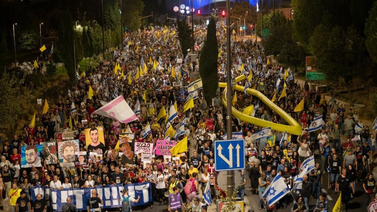 Una protesta multitudinaria cerca de la residencia de Netanyahu pide la liberación de los rehenes