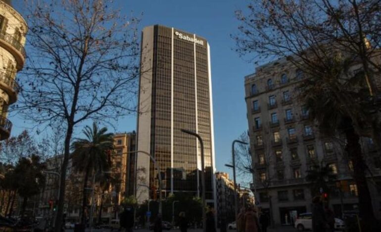 El inversor mexicano de Sabadell pide subir la oferta a BBVA y confía en un nuevo Gobierno que suavice la fusión