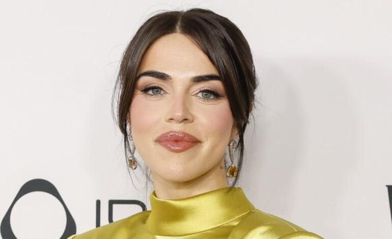 Violeta Mangriñán se apunta a la tendencia de los maxibolsos con este modelo ‘denim’