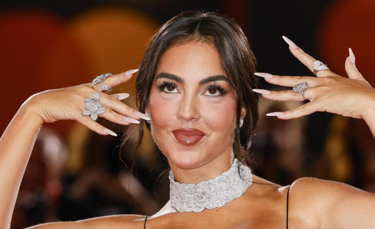 Georgina Rodríguez paraliza Venecia con su impresionante anillo de compromiso y un vestido de Roberto Cavalli