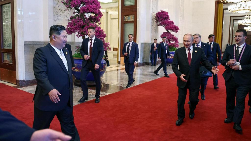 Otra imagen del encuentro entre Kim Jong-un y Vladimir Putin.