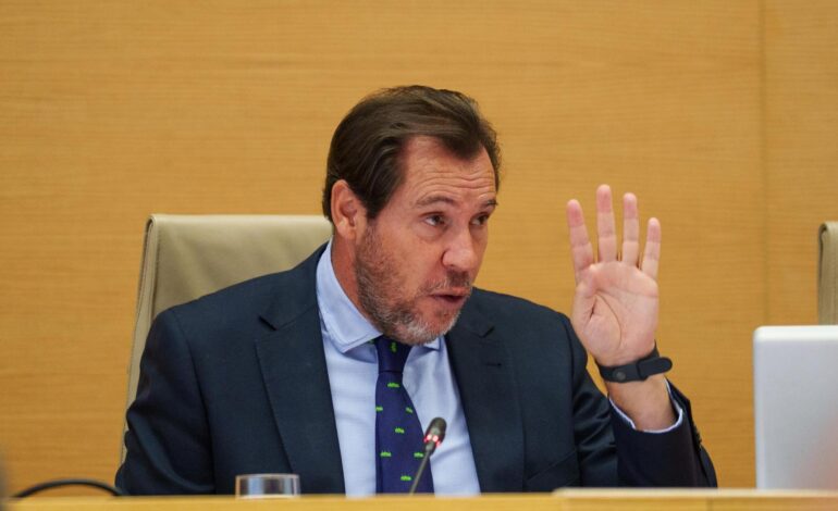 Puente asume tres años más de incidencias en trenes mientras un fallo informático de Adif genera retrasos en Madrid