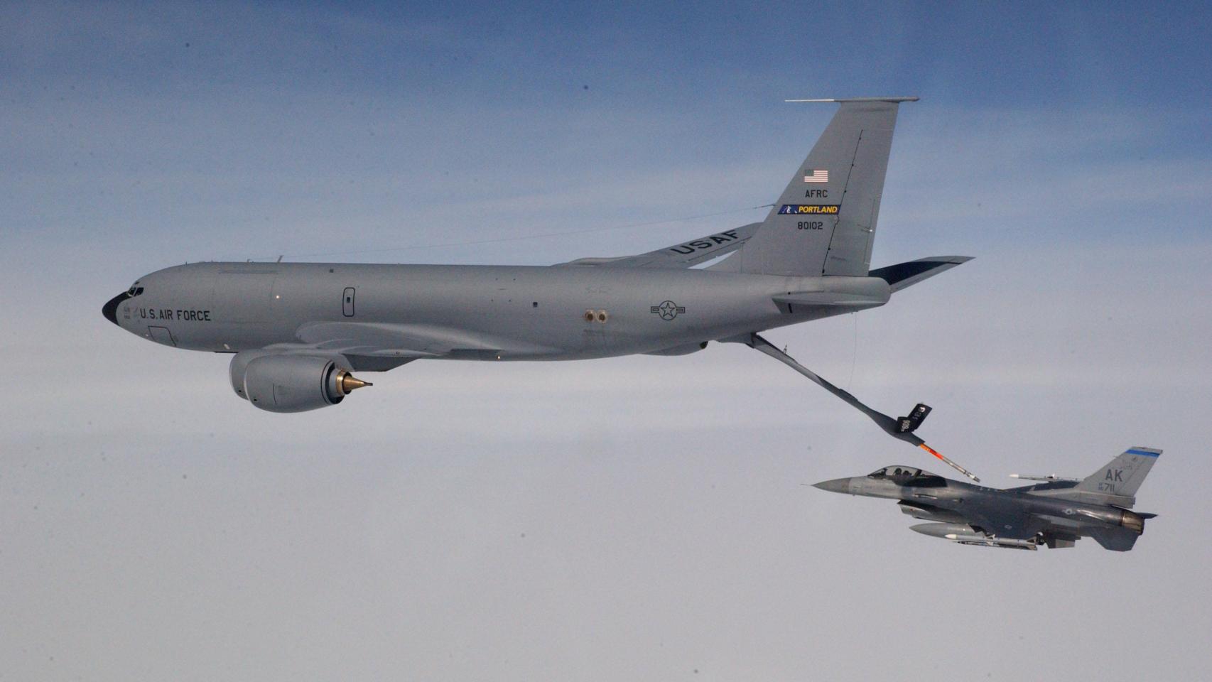 adquirirá dos aviones cisterna KC-135 para sus cazas F-16